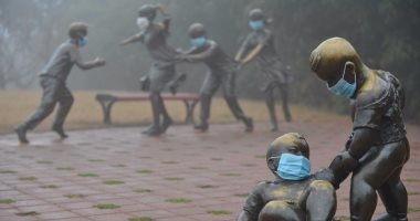 بالصور.. "كمامات" على وجوه "تماثيل" بسبب "الضباب الدخانى" فى الصين