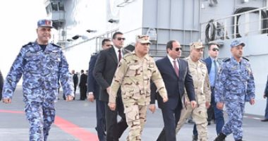 بالصور.. الرئيس السيسى يتفقد غرفة القيادة لحاملة المروحيات "جمال عبدالناصر"