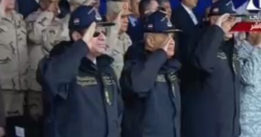 الرئيس السيسى يرتدى زى القوات البحرية ويؤدى التحية لطابور العرض العسكرى