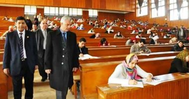 بالصور ..نائب رئيس جامعة المنوفية يتفقد سير الإمتحانات بمجمع الكليات