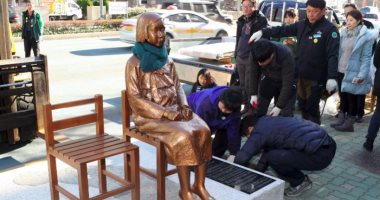 السفير اليابانى يغادر كوريا الجنوبية احتجاجا على نصب تمثال "نساء المتعة"