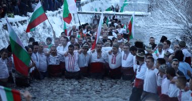 بالصور.. بلغاريا تحتفل بـ"عيد الغطاس" بالرقص والغناء فى نهر جليدى بمدينة "كالوفر"
