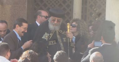 بالفيديو والصور.. البابا تواضروس يلتقط صورًا مع مرنمى الكنيسة