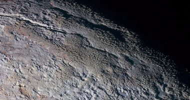 شقوق ثعبانية على سطح كوكب "بلوتو" مماثلة للموجودة على الأرض
