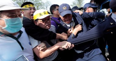 اشتباكات بين شرطة "تايوان" ومتظاهرون ضد إصلاح صناديق التقاعد