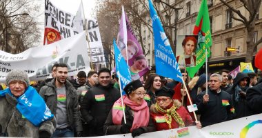بالصور.. آلاف الأكراد يتظاهرون بباريس ضد رئيس تركيا ويهتفون: أردوغان قاتل