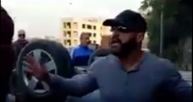بالفيديو.. أحمد السقا ينقذ مواطنين فى الشارع بعد انقلاب سيارة