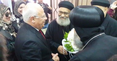 بالصور.. محافظ بورسعيد يقدم الورود لمطران الكنيسة فى عيد الميلاد المجيد