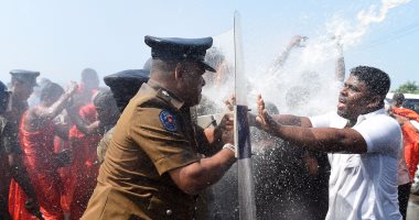 بالصور.. اندلاع اشتباكات بين الشرطة ومحتجين فى سريلانكا