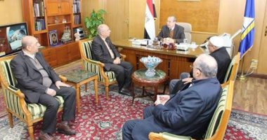 محافظ دمياط يناقش تخفيض الرسوم الجمركية على أسعار الأخشاب 