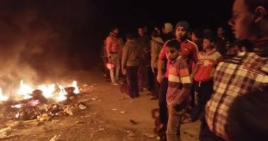أهالى يقطعون الطريق فى "أبو جريدة" بدمياط احتجاجًا على إصابة شخصين بطلق نارى 