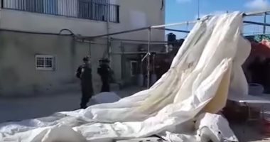 بالفيديو.. قوات الاحتلال تهدم سرادق عزاء منفذ عملية القدس