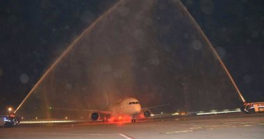 بالصور.. مدافع المياه تستقبل أول رحلة فرنسية بالمبنى 2 بمطار القاهرة
