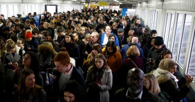 بالصور .. معاناة العاملين فى لندن من إضراب مترو الأنفاق