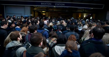بالصور.. إضراب يسبب مزيدا من المعاناة لركاب القطارات فى لندن