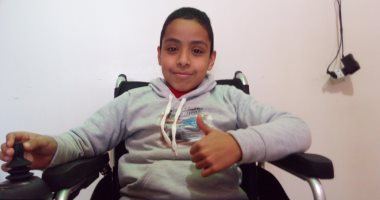 بالفيديو والصور.. مصرى بالخارج يهدى طفل سيناوى كرسى كهربائى متحرك