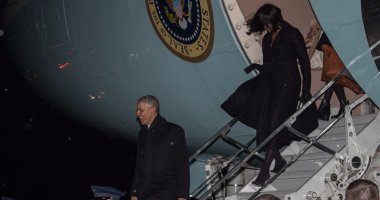 بالصور.. أوباما وزوجته يصلان لـ"شيكاغو" للإلقاء خطاب الوداع