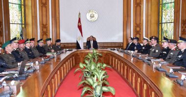 الرئيس السيسي يجتمع بوزيرى الدفاع والداخلية والقيادات الأمنية