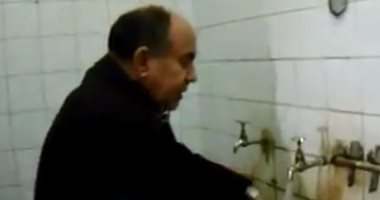 بالفيديو.. مبروك عطية يغسل أدوات البوفيه بكلية الدراسات الإسلامية بسوهاج