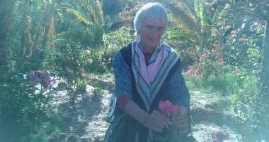 بالفيديو والصور.. قصة عجوز ألمانية تقضى 15 سنة بالوادى الجديد عشقا لصحرائها