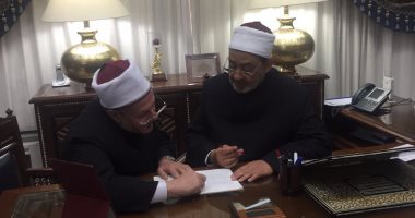 الإمام الأكبر يرفع مذكرة هيئة كبار العلماء بالتجديد للمفتى للرئيس