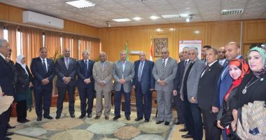 محافظ الإسماعيلية يناقش المشروعات القومية مع أعضاء حزب حماة الوطن