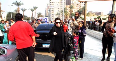 بالصور.. رانيا فريد شوقى ونهال عنبر أول الحاضرين لجنازة كريمة مختار