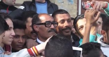بالفيديو..مواطنون يزفون شبيه السادات عقب جنازة كريمة مختار والأمن يبعده