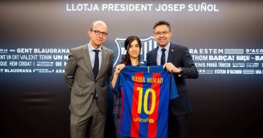 بالصور.. "برشلونة" يهدى قميصه رقم 10 للأزيدية "نادية مراد"