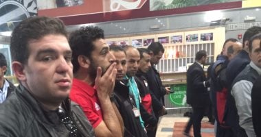 بالصور.. لاعبو المنتخب يؤدون صلاة الجمعة فى مطار القاهرة قبل السفر للجابون