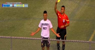بالفيديو.. لاعب يحصل على إنذار بعد طلبه الزواج من حبيبته فى الملعب