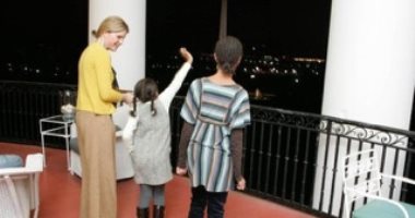 بالصور.. "بنات بوش" و"بنات أوباما" يستعدن ذكريات لقاء "البيت الأبيض" الأول