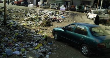 بالصور.. تلال القمامة تحاصر مدرسة الأنصارى الابتدائية فى السويس
