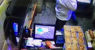 بالفيديو.. بلطجية يهجمون على محل حلوانى بسبب شنطة مشتريات ببور سعيد