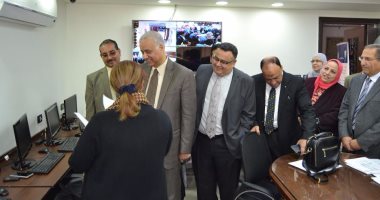 بالصور..رئيس جامعة الإسكندرية يتفقد لجان الامتحانات بكلية الآداب