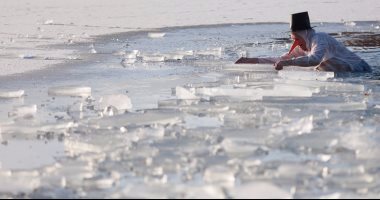 سباحون ألمان يغطسون فى مياه باردة للفوز بلقب "ملك جليد كيمزى"