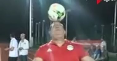 بالفيديو.. حازم الهوارى "يتفاءل" بمداعبة الكرة قبل مواجهة مالى