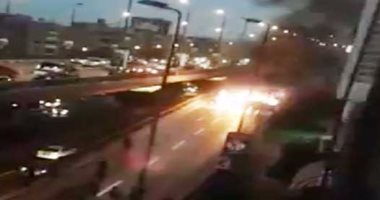 قارئ يشارك بفيديو لتفحم سيارة إثر اشتعال النيران بها فى شارع رمسيس