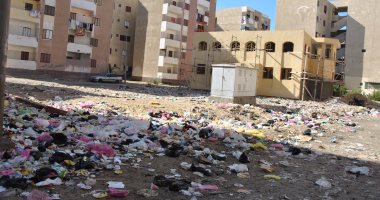 بالفيديو والصور.. أهالى منطقة المستقبل بالإسماعيلية يشكون انتشار القمامة ومياه الصرف 