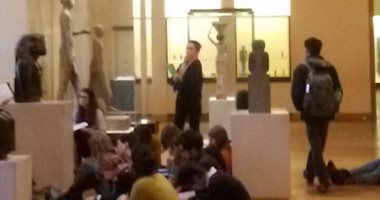 بالصور.. الطلاب الفرنسيون يحرصون على دراسة الآثار الفرعونية فى متحف اللوفر  