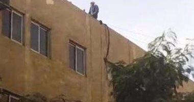 ممرض يهدد بالانتحار من أعلى مبنى مديرية الصحة بالأقصر بعد فصله من العمل
