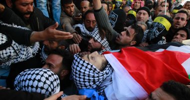 بالصور..المئات يشاركون فى جنازة فلسطينى قتله جنود إسرائيليون