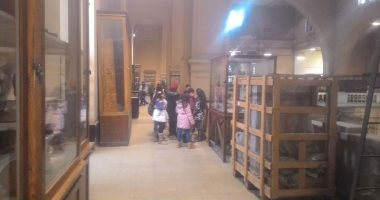 بالصور.. الأطفال يستغلون إجازة نصف العام ويزورن المتحف المصرى