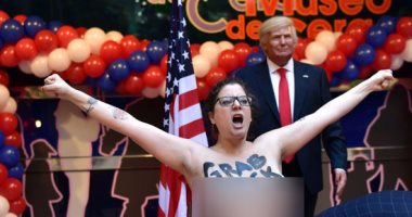 بالصور.. ناشطة اسبانية تحتج أمام تمثال بالشمع لـ"ترامب" بـ"صدرها عاريًا"