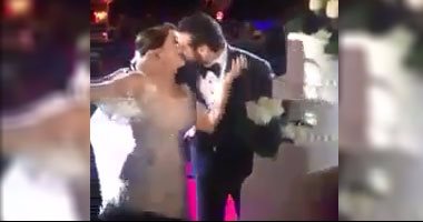 بالفيديو.. قبلة عمرو يوسف لكندة علوش أثناء حفل زفافهما