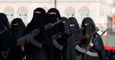 بالصور.. عرض عسكرى ضخم لنساء "الحوثى" فى العاصمة اليمنية صنعاء