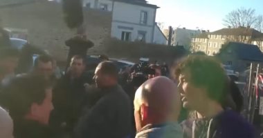 بالفيديو.. شاب يصفع رئيس وزراء فرنسا السابق على وجهه