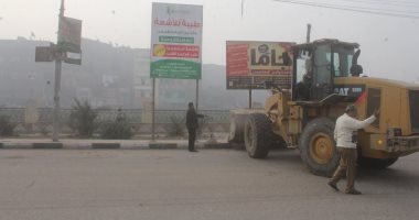 إزالة 75 لافتة إعلانية غير مرخصة بشوارع مدينة بنى سويف
