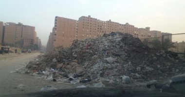 بالصور.. تلال القمامة والمخلفات تغلق شارع كعبيش فى المريوطية