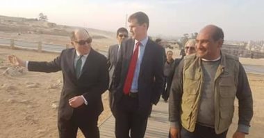 السكرتير البريطانى لشئون الأمن يزور أهرامات الجيزة